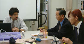 左から、NORTH辰巳治之氏、JPNIC成田事務局長、JPNIC竹村理事