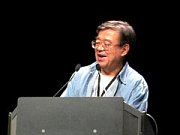 受賞コメントを述べる村井純