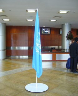 会場に設置された国連旗