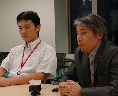 写真:取締役技術部長 外山 勝保氏(写真右)／技術部 飯島 洋介氏(写真左)