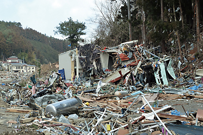 写真:津波によって被害を受けた志津川伝送端局(南三陸町)