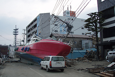 写真:津波が引いた後の石巻市の様子