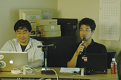 写真:JPRSの森健太郎氏(右)とDNSSECジャパンの豊野剛氏(左)