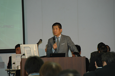 写真:2011年度補正予算案を説明する林宏信事務局長