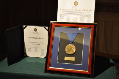 写真: 故平原氏に送られたインターネットの殿堂入りを記念したメダルと盾