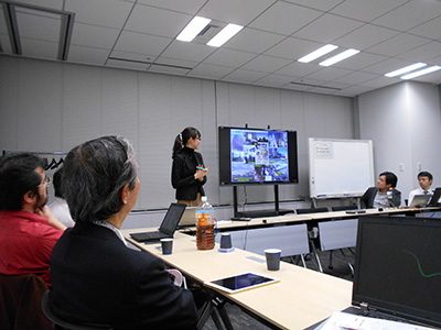 写真: 武井さんによる発表の様子