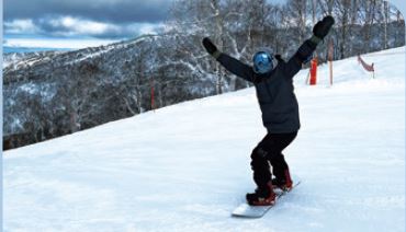 写真:北海道でスノーボード