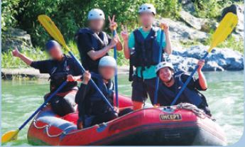 写真:長瀞でラフティング