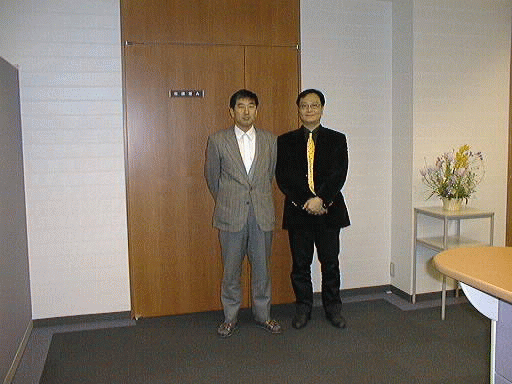 写真:HSU氏と丸山事務局長